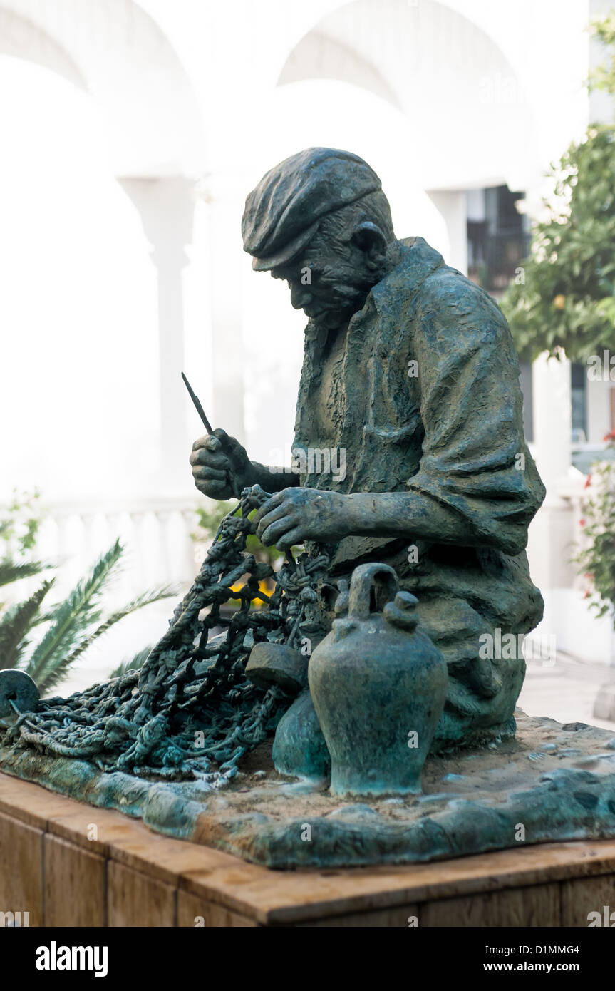 Traditionelle Statue eines Fischers Reparatur sein Netz Stockfoto