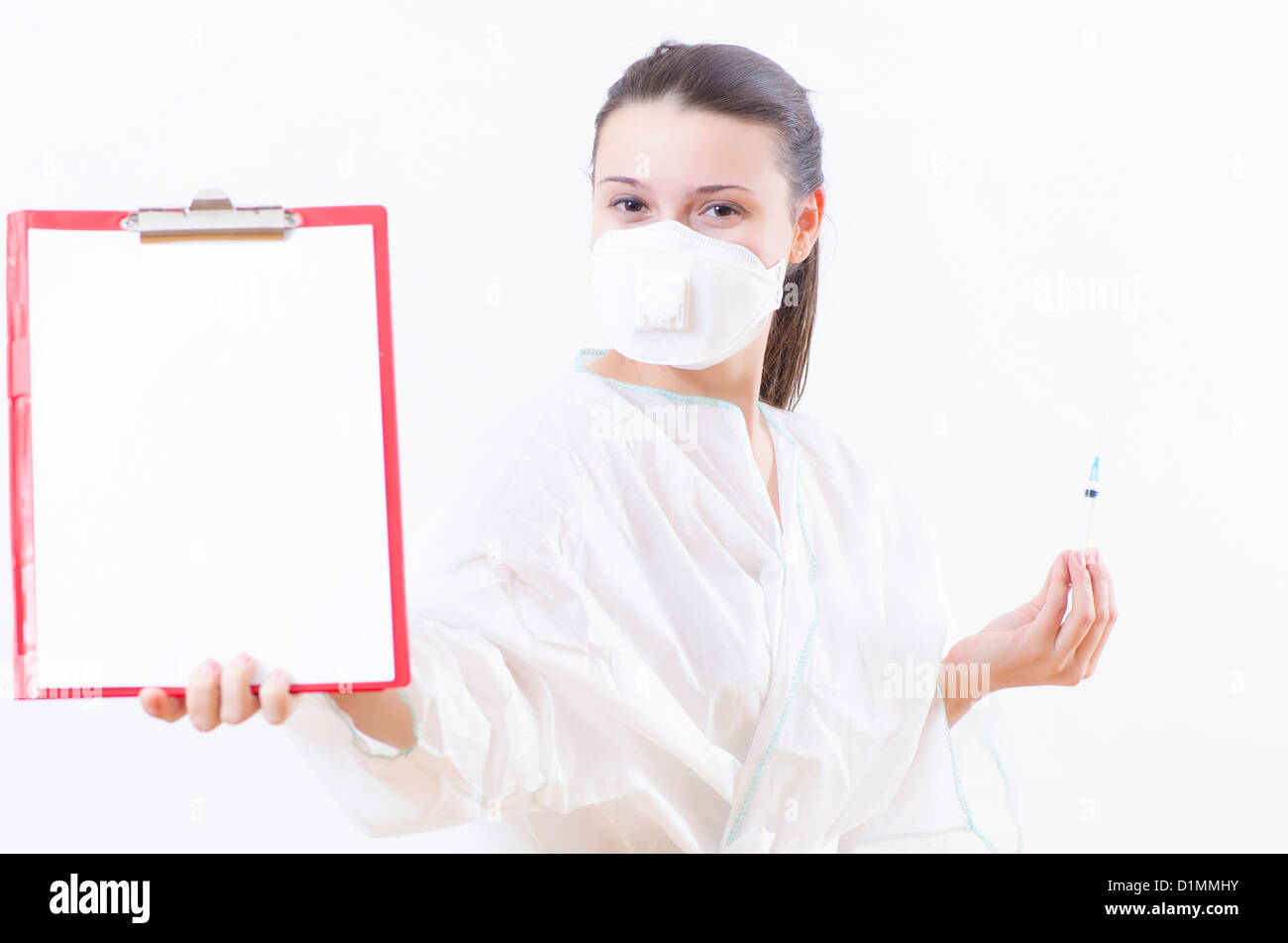 Eine junge Ärztin mit einem leeren Klemmbrett Stockfoto Eine junge Ärztin mit einem leeren Klemmbrett Stockfoto