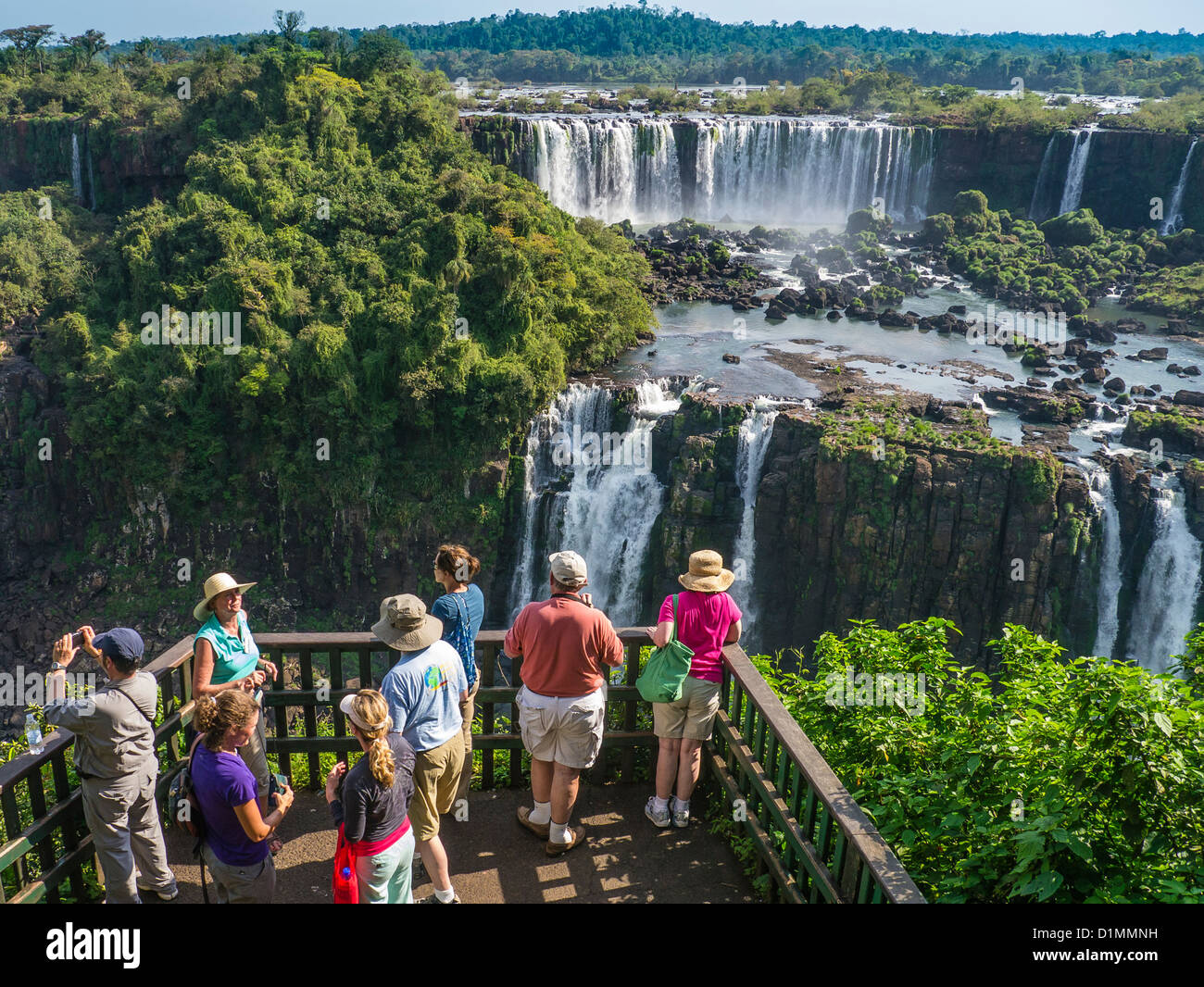 Touristen auf den Aussichtspunkt in Foz de Iguazu auf der brasilianischen Seite. Stockfoto