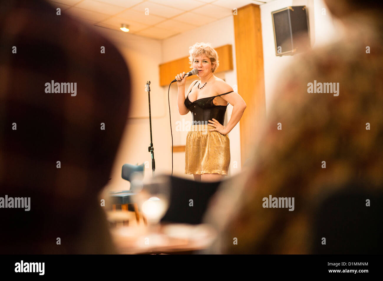 ALI MATTHEWS, Frau weibliche Kabarettist stand up-Comedy, in einem kleinen Club, UK Stockfoto