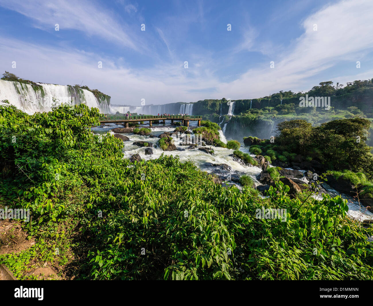 Lange Sicht von Foz de Iguazu auf der brasilianischen Seite. Stockfoto