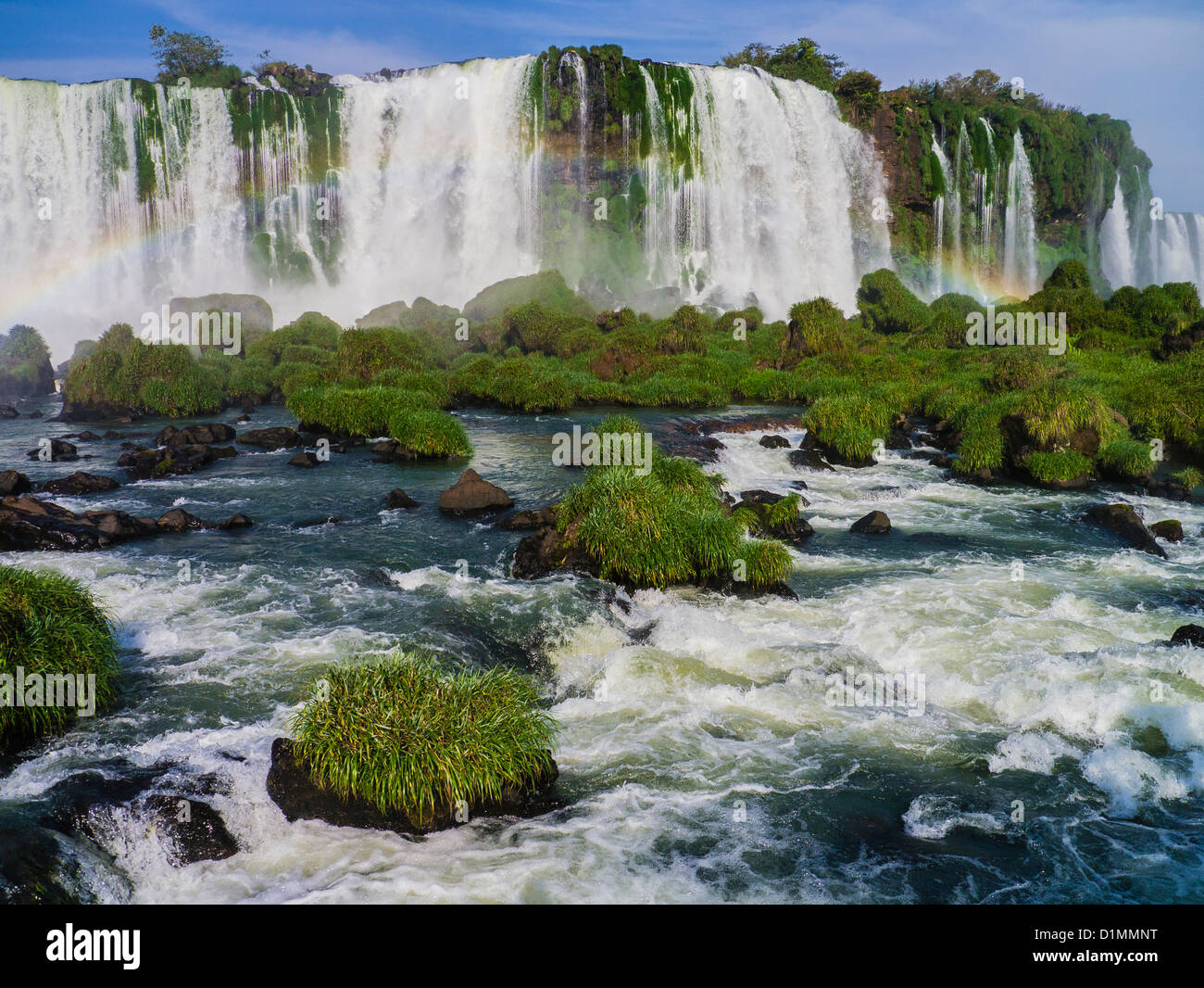 Foz de Iguazu auf der brasilianischen Seite. Riesigen Wasserfall mit mehreren Katarakte sichtbar. Stockfoto
