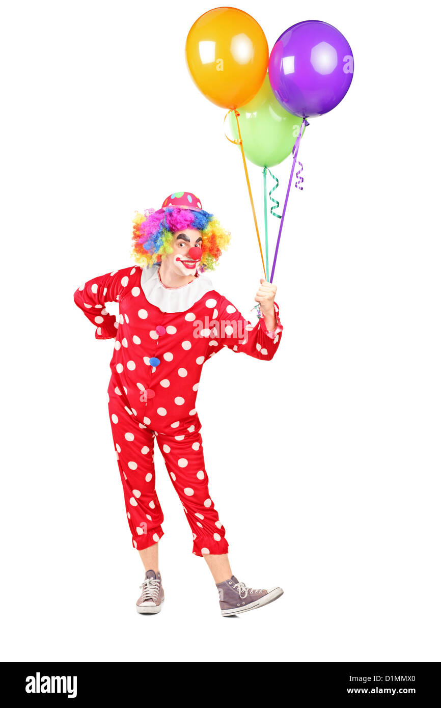 In voller Länge Portrait eines männlichen Clown Kostüm holding Haufen Luftballons isoliert auf weißem Hintergrund Stockfoto