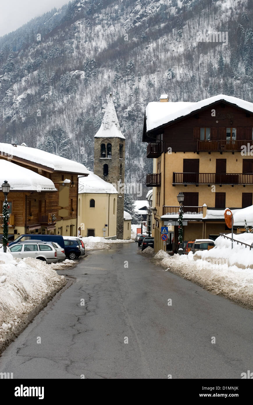 Eine schmale Straße in einem Alpendorf, nach einem schweren Schneesturm, Italien Stockfoto
