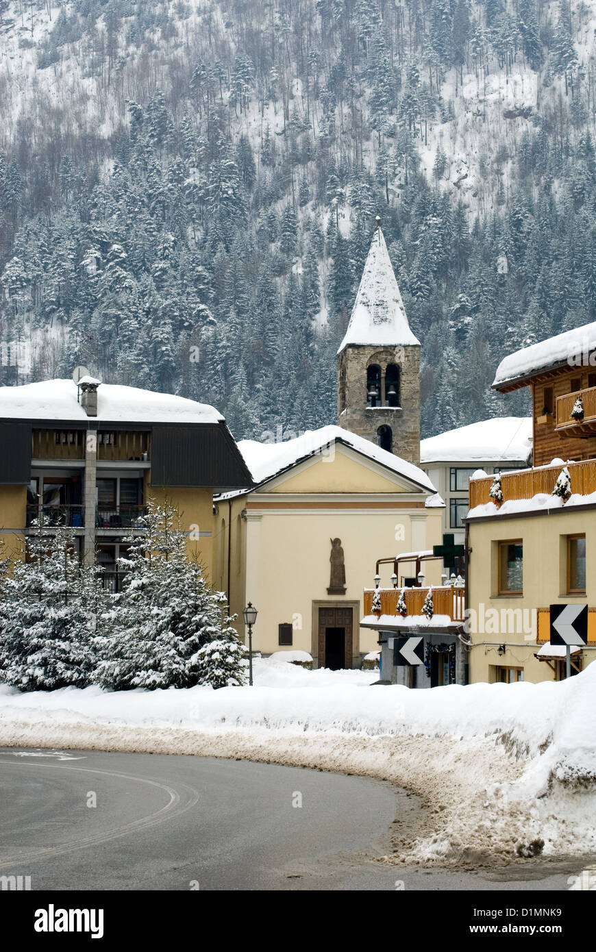 Ein Bergdorf, nach einem schweren Schneesturm, Italien Stockfoto