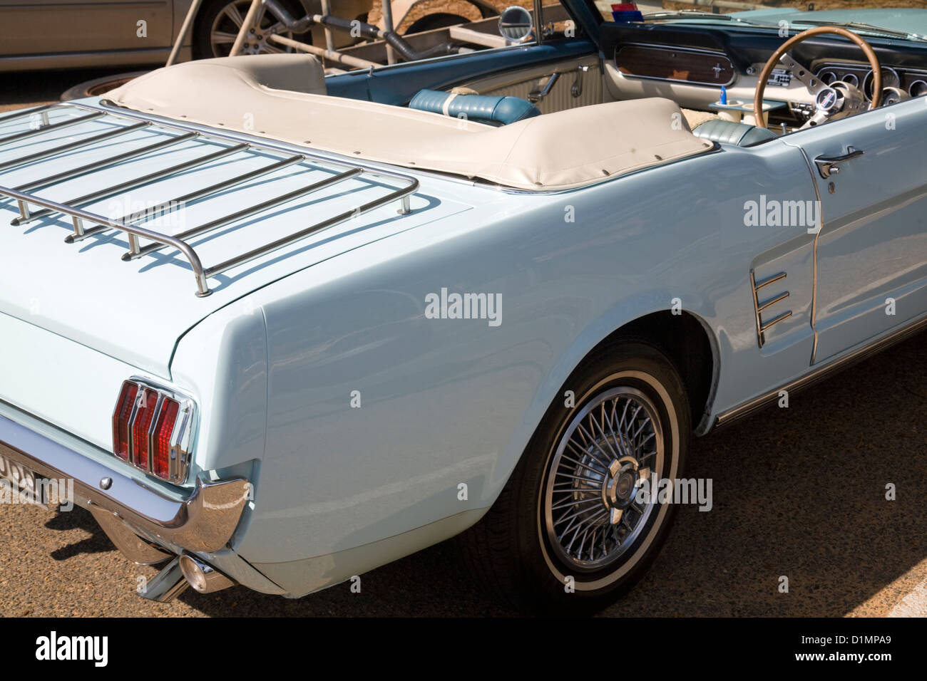 blasse Licht blauen Ford Mustang Cabrio in Newport Beach, Sydney, Australien Stockfoto