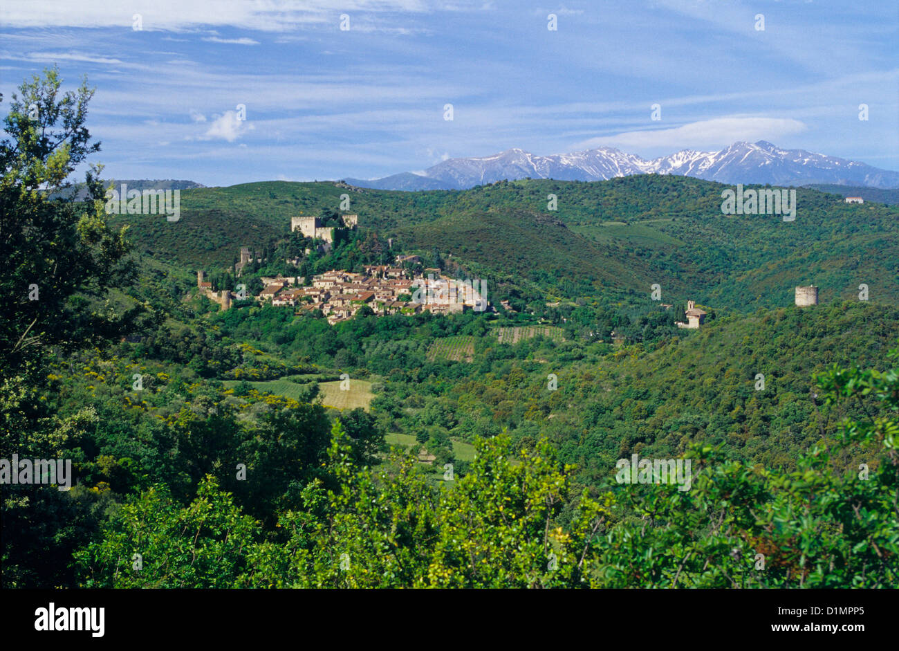 Dorf Castelnou und hinteren Canigou Peak, Östliche Pyrenäen, Languedoc-Roussillon, Frankreich Stockfoto
