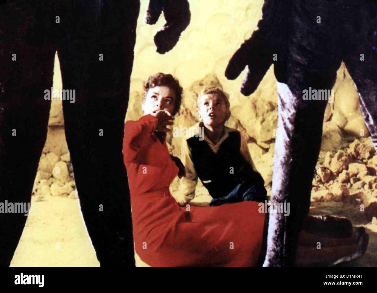 Invasion Vom Mars Invasoren vom Mars Helen Carter, Jimmy Hunt Dr. Blake (Helen Carter) Versucht Dem Kleinen David (Jimmy Stockfoto