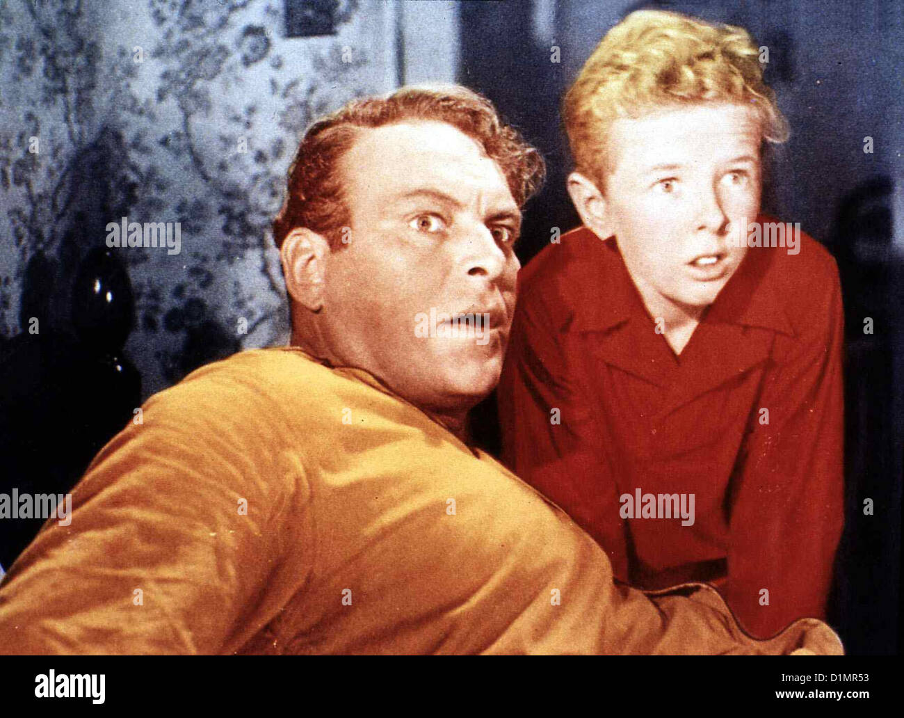 Invasion Vom Mars Invasoren vom Mars Leif Erickson, Jimmy Hunt Der Kleine David MacLean (Jimmy Hunt, R) Wird Zeuge, Wie ein Stockfoto