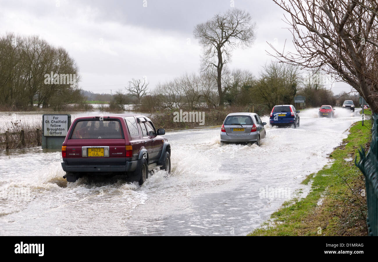 Autofahrer, die trotzen Überschwemmungen in Melksham in Wiltshire nach Starkregen verursacht den Fluss Avon seine Banken platzen Stockfoto
