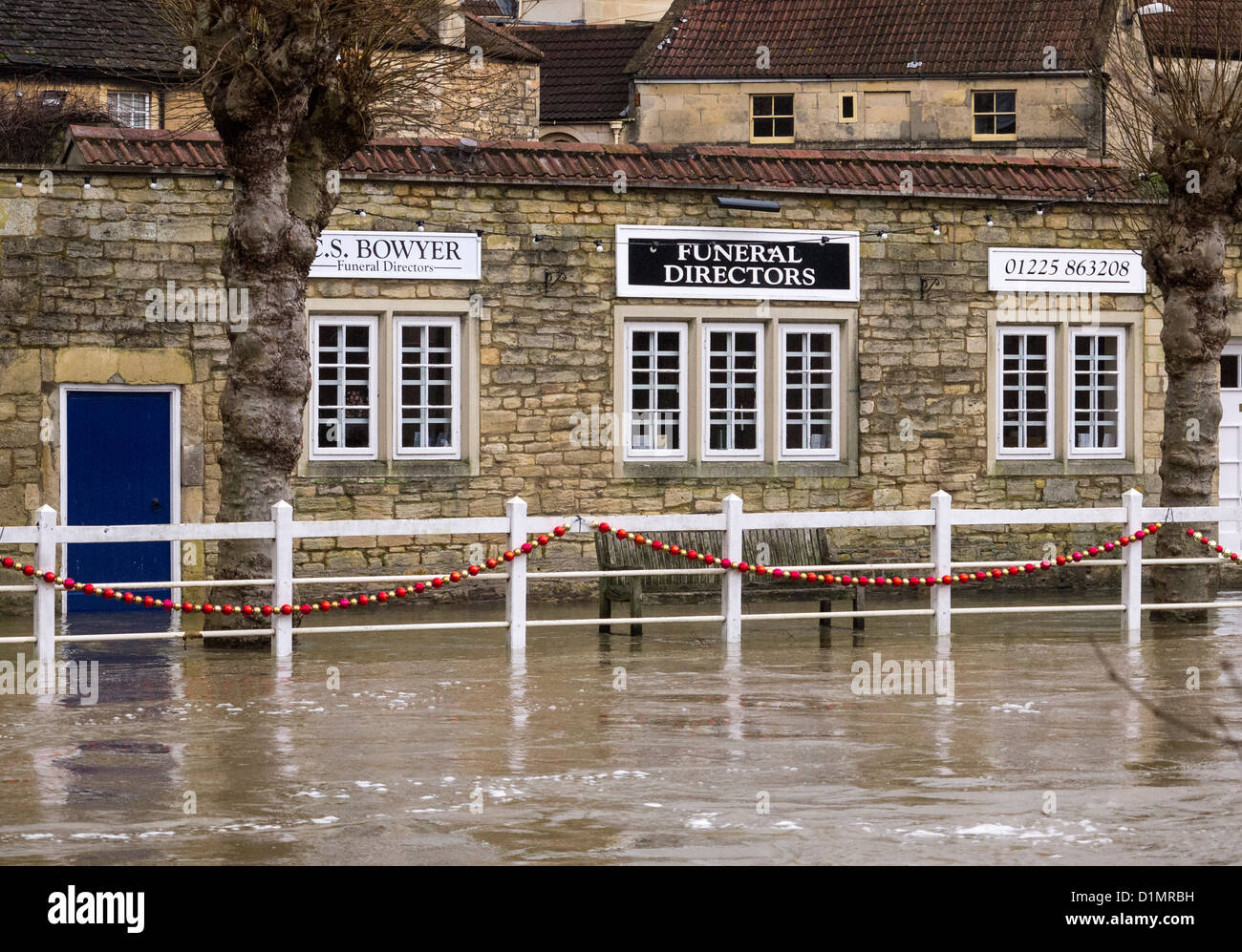 Eine geschwollene Fluß Avon verursacht Überschwemmungen im Zentrum Stadt in Bradford-on-Avon, mit Wasser, das an der Tür ein lokales Geschäft Stockfoto