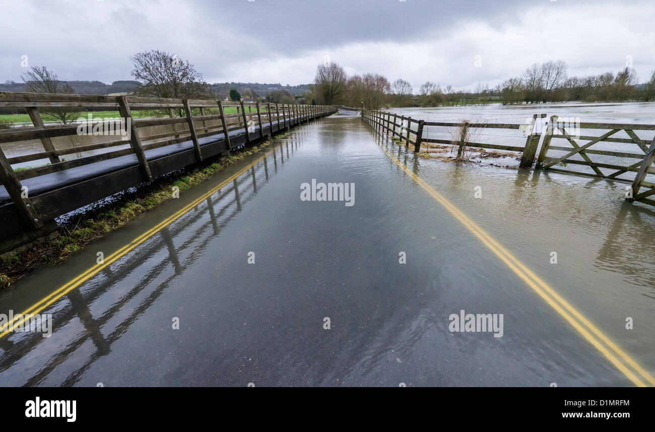 Überschwemmungen, behindern die Straße an der Brücke in Lacock, nach dem Fluss Avon seine Banken aufgrund der starken Regenfälle im Winter platzen. Stockfoto