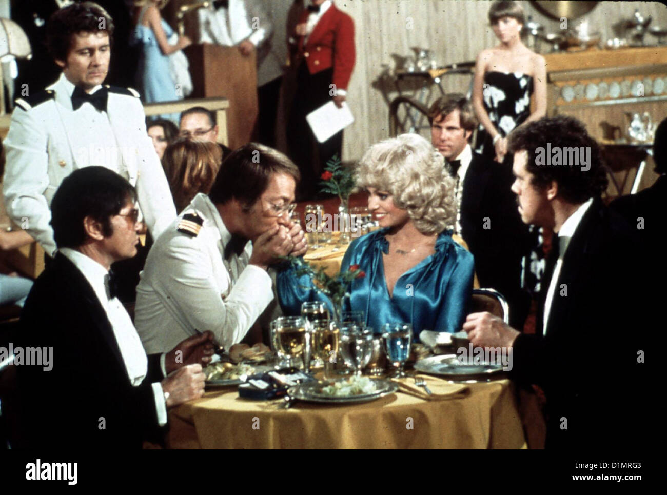 Boot Liebe Boot Bernie Kopell Schiffsarzt Adam Bricker (Bernie Kopell) Macht Einer Passagierin Den Hof Und Kuesst Ihre Liebe Stockfoto