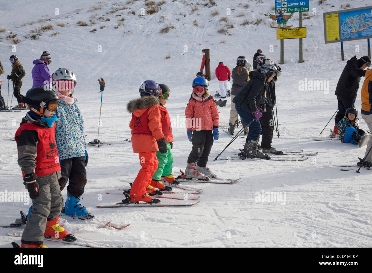 Kinder warten auf ihren Skikurs in Coronet Peak, queenstown Stockfoto