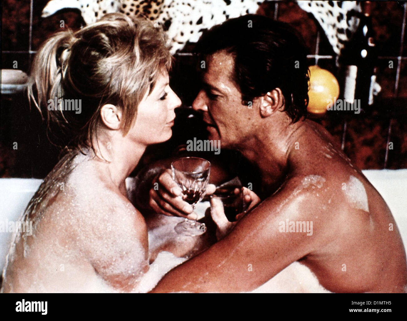 Gold Gold Susannah York, Roger Moore Rod Slater (Roger Moore) Und Terry (Susannah York), Die Frau Eines Kollegen Kommen Sitsch Stockfoto