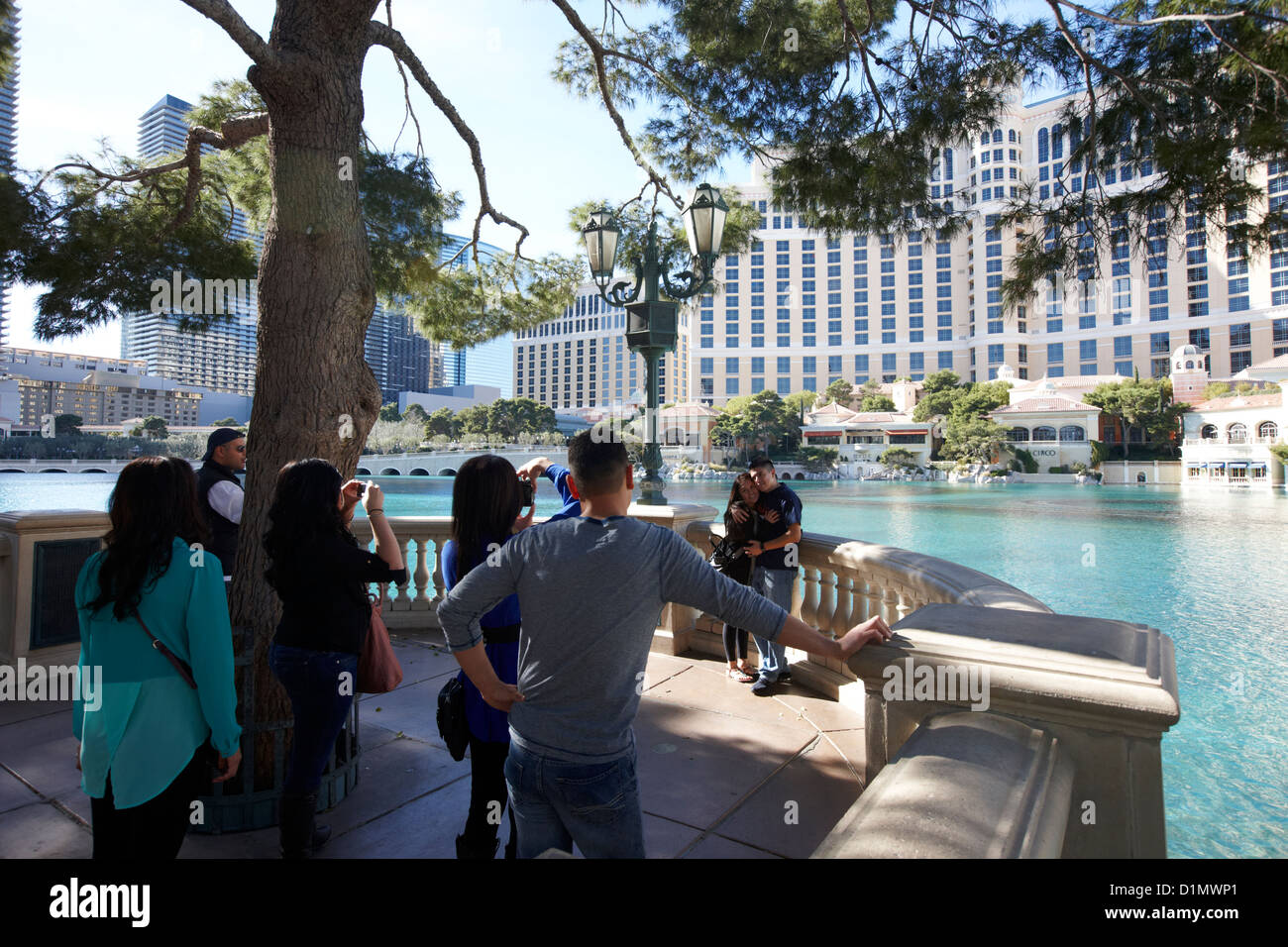 Touristen fotografieren vor dem Bellagio Hotel und Casino Las Vegas Nevada, USA Stockfoto