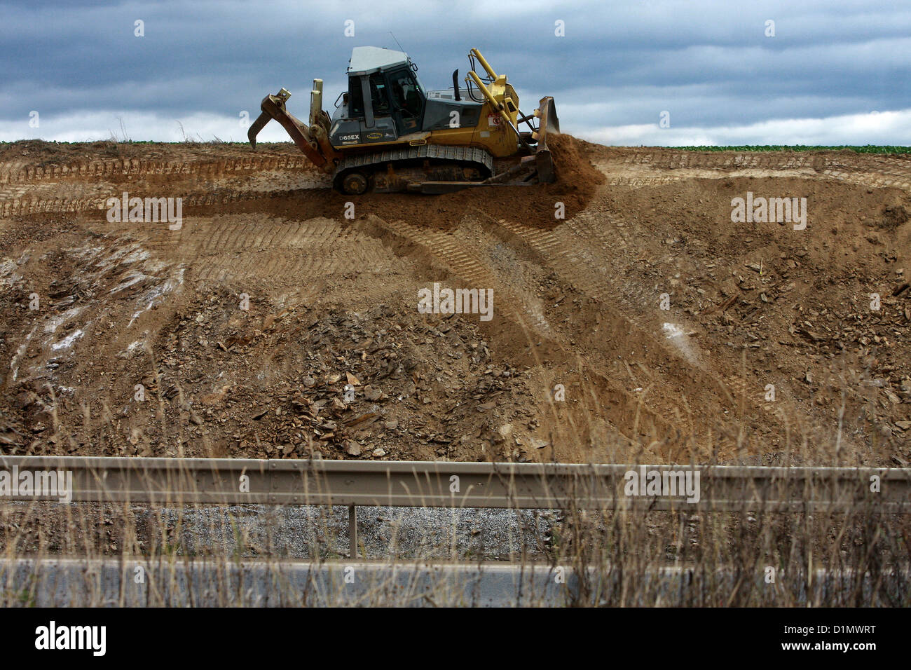 Bull Dozer Baumaschinen auf neuer Autobahn Stockfoto