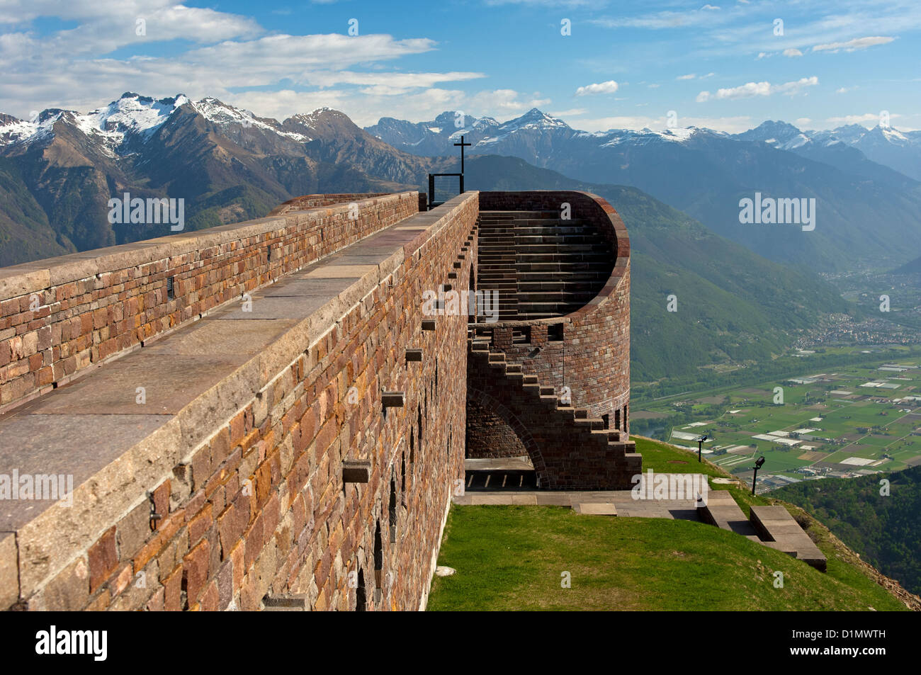Viadukt von der Kapelle Santa Maria Degli Angeli gegen Lepontinische Alpen, Alpe Foppa, Monte ...