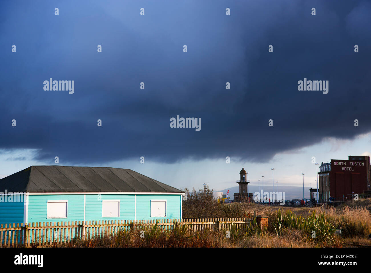 Strandhütte auf Promenade am Fleetwood gegen stürmischen Himmel Stockfoto