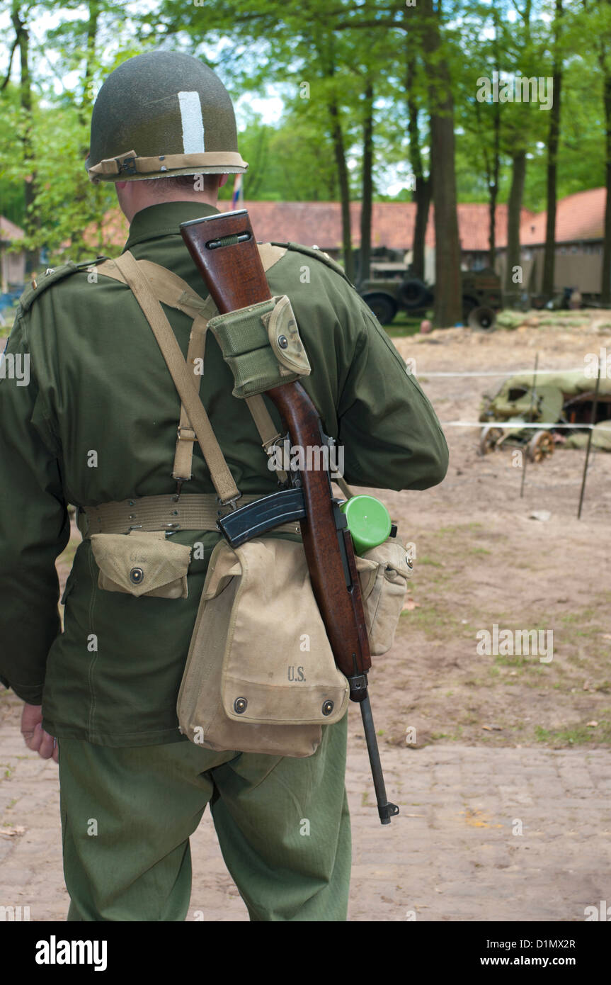 Soldat, gesehen von hinten eine Waffe auf dem Rücken tragen Stockfoto