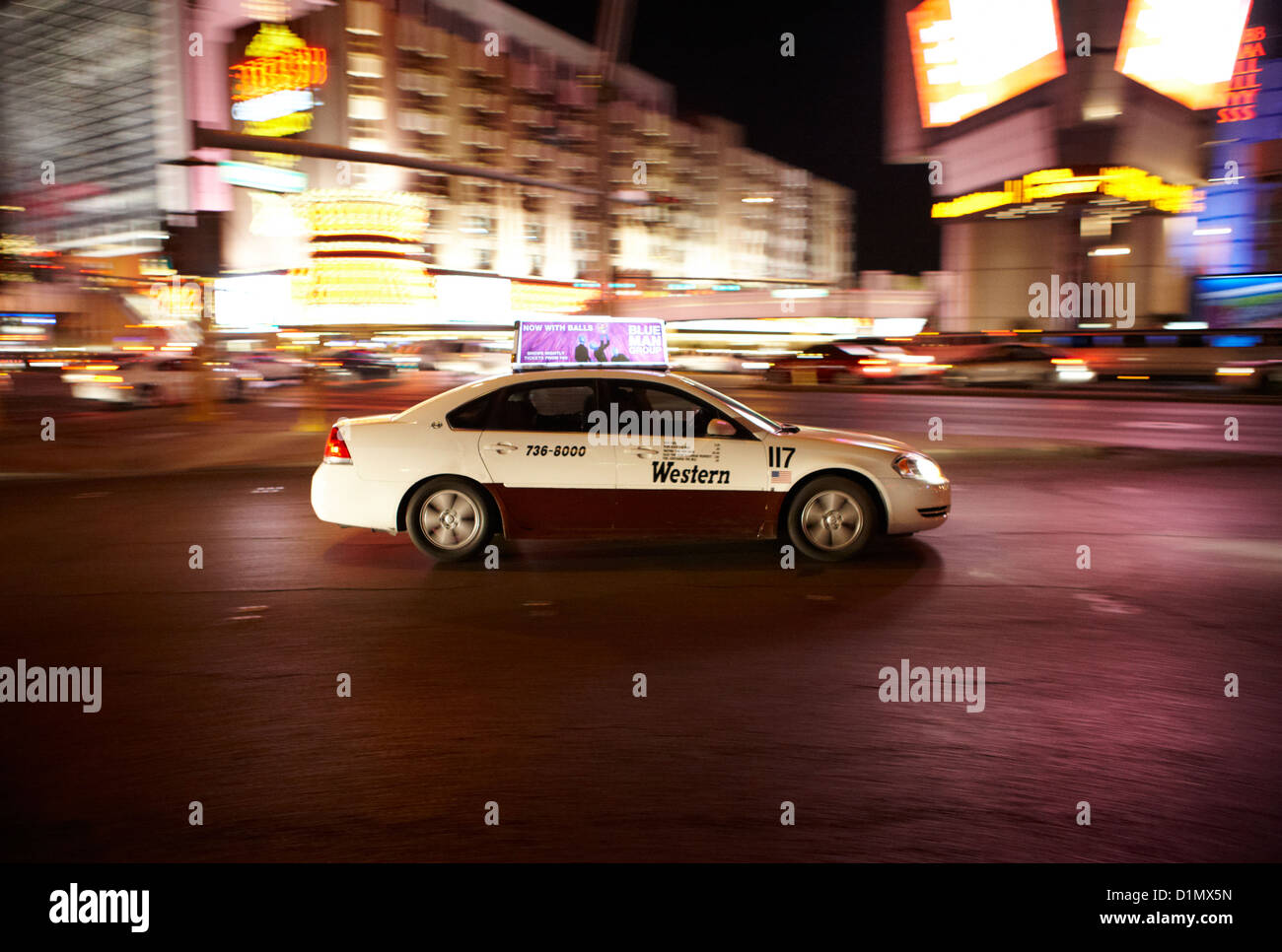 weißen westlichen Las Vegas Taxi Taxi am Las Vegas Boulevard Strip Nevada, USA, vorsätzliche Bewegungsunschärfe Stockfoto