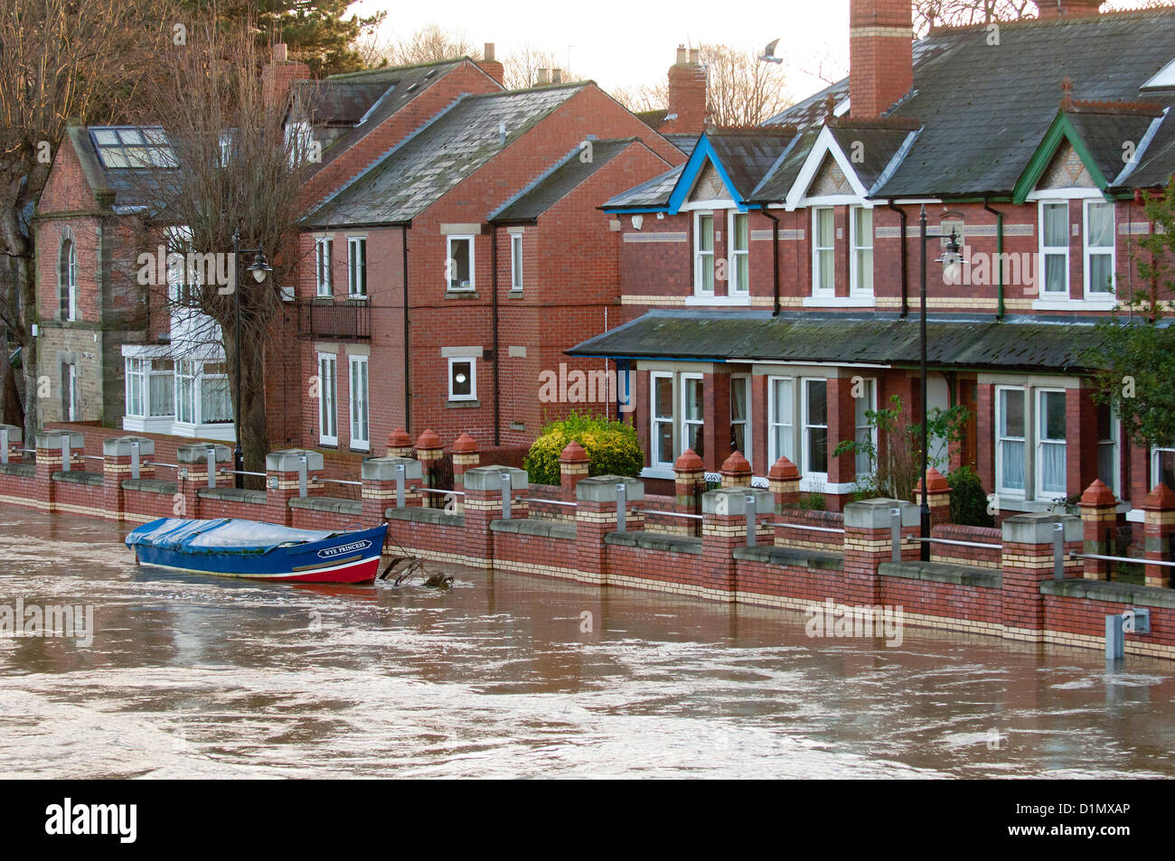 Hereford, Großbritannien. 30. Dezember 2012. Die neue Flut Barrieren schützen Eigenschaften. Der Fluss Wye wird voraussichtlich im Herheford Vormittag Höhepunkt, Regenwasser und Oberflächenwasser ROI den walisischen Bergen abfließen sowie aus angrenzenden aufgeweichten Land. Die Einheimischen sagen, dass die zu den höchsten in diesem Jahr liegen.  Umleitungen sind auf den Straßen zwischen Hereford und Brecon. Foto von Graham M. Lawrence/Alamy Live-Nachrichten. Stockfoto