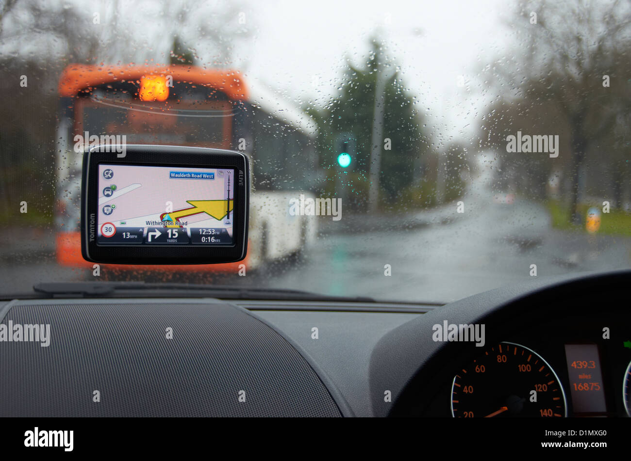 Navigationsgerät auf dem Bildschirm eines Fahrzeugs (hinter einem Bus) im Großraum Manchester. Stockfoto