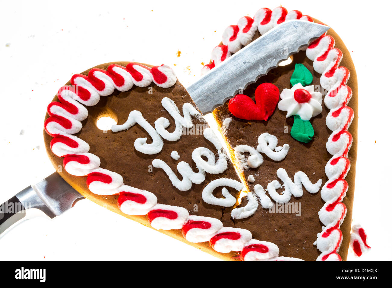 Lebkuchenherz, in zwei Stücke schneiden, Symbol für fertige Liebe, Beziehung. Sagen, ich liebe dich in deutscher Sprache. Stockfoto