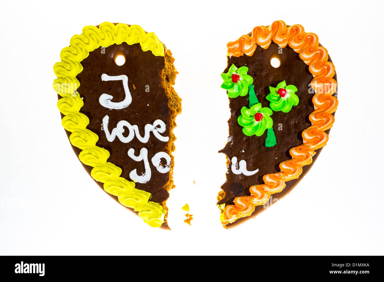 Lebkuchenherz, in zwei Stücke gebrochen Symbol für fertige Liebe, Beziehung. Stockfoto