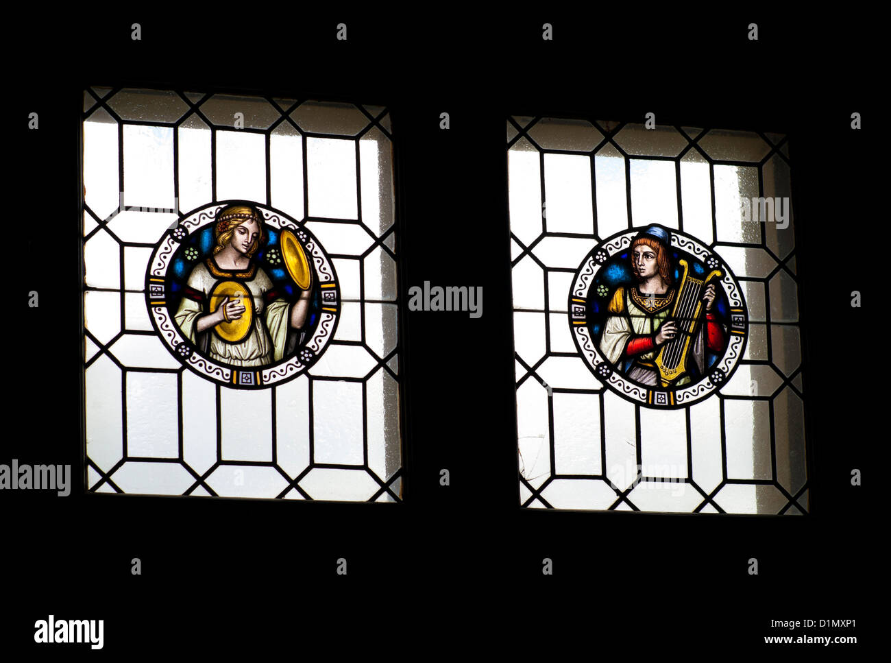 zwei Fenster mit Glasmalerei mit Bildern von Musikern Stockfoto