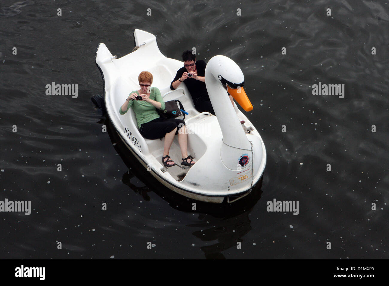 Ein Schwan-Tretboot mit Touristen auf dem Fluss Moldau Tschechien Stockfoto