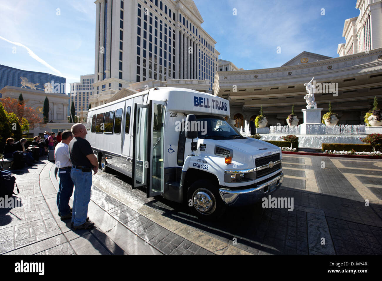 Bell Trans-Flughafen-Shuttle-Bus außerhalb Caesars Palace Luxushotel und  Casino Las Vegas Nevada, USA Stockfotografie - Alamy