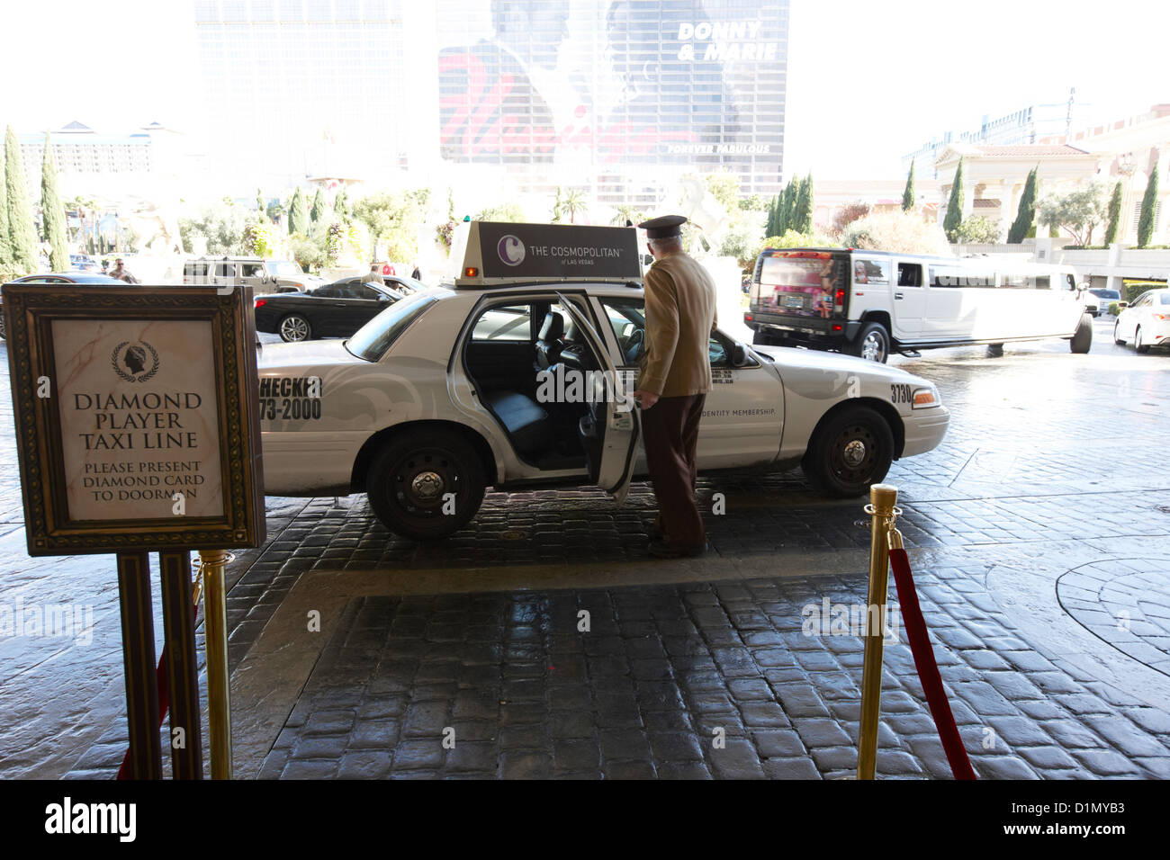 Türsteher mit Kabine Tür geöffnet außerhalb Caesars Palace Luxushotel und Casino Las Vegas Nevada, USA Stockfoto