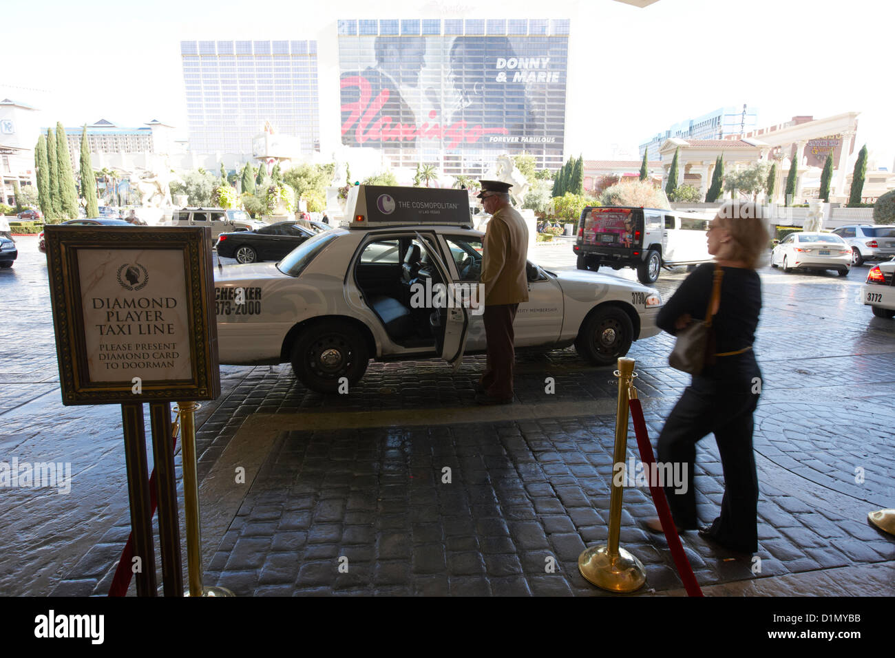Türsteher mit Kabine Tür geöffnet außerhalb Caesars Palace Luxushotel und Casino Las Vegas Nevada, USA Stockfoto