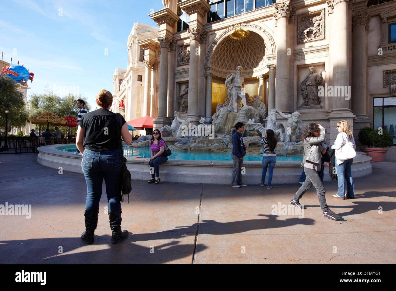 Touristen am Trevi Brunnen Replikat außerhalb das Forum Shops im Caesars Palace Luxushotel and Casino Las Vegas Nevada, USA Stockfoto