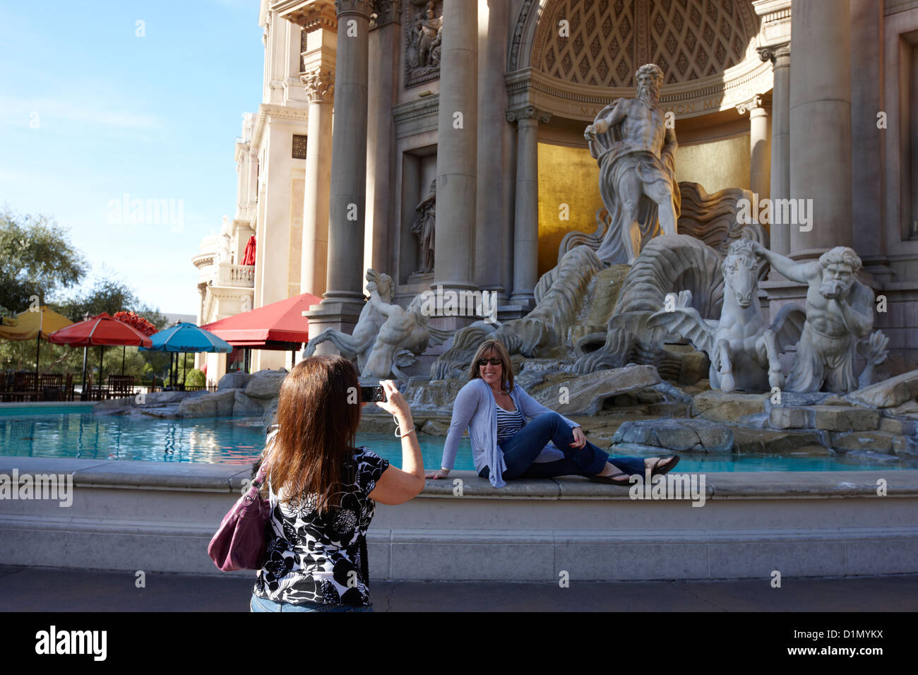 Touristen fotografieren im Trevi Brunnen Replikat außerhalb das Forum Shops im Caesars Palace Luxus Hotel und Casino Las Vegas Stockfoto