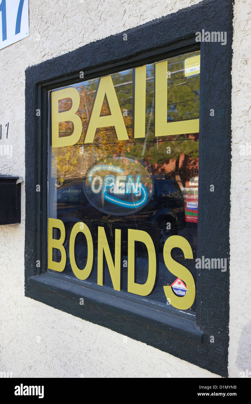 Bail bonds Schild "geöffnet" in einem Fenster Las Vegas Nevada, USA Stockfoto