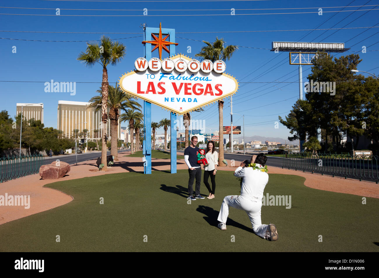 Elvis-Imitator Fotografieren von Touristen am Welcome to fabulous Las Vegas unterzeichnen Nevada USA Stockfoto