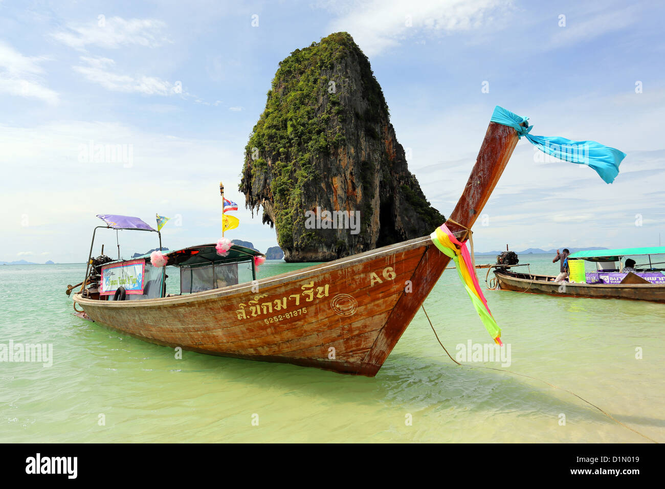 Traditionelle Thai Longtail-Boot am Phranang Cave Beach, Railay Beach, Krabi, Phuket, Thailand Stockfoto