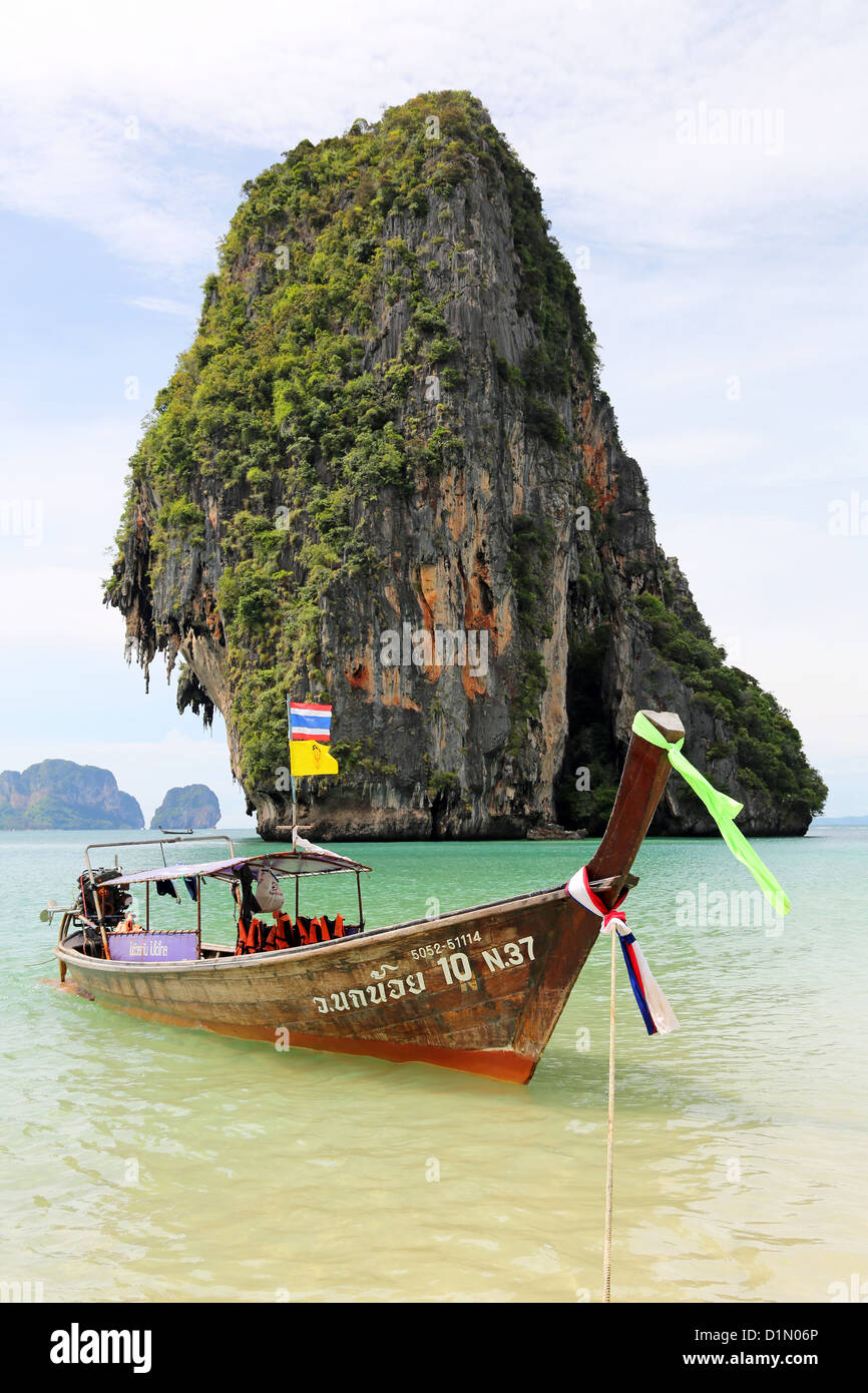 Traditionellen thailändischen Longtail Boot und Limetone Felsformation am Phranang Cave Beach, Railay Beach, Krabi, Phuket, Thailand Stockfoto