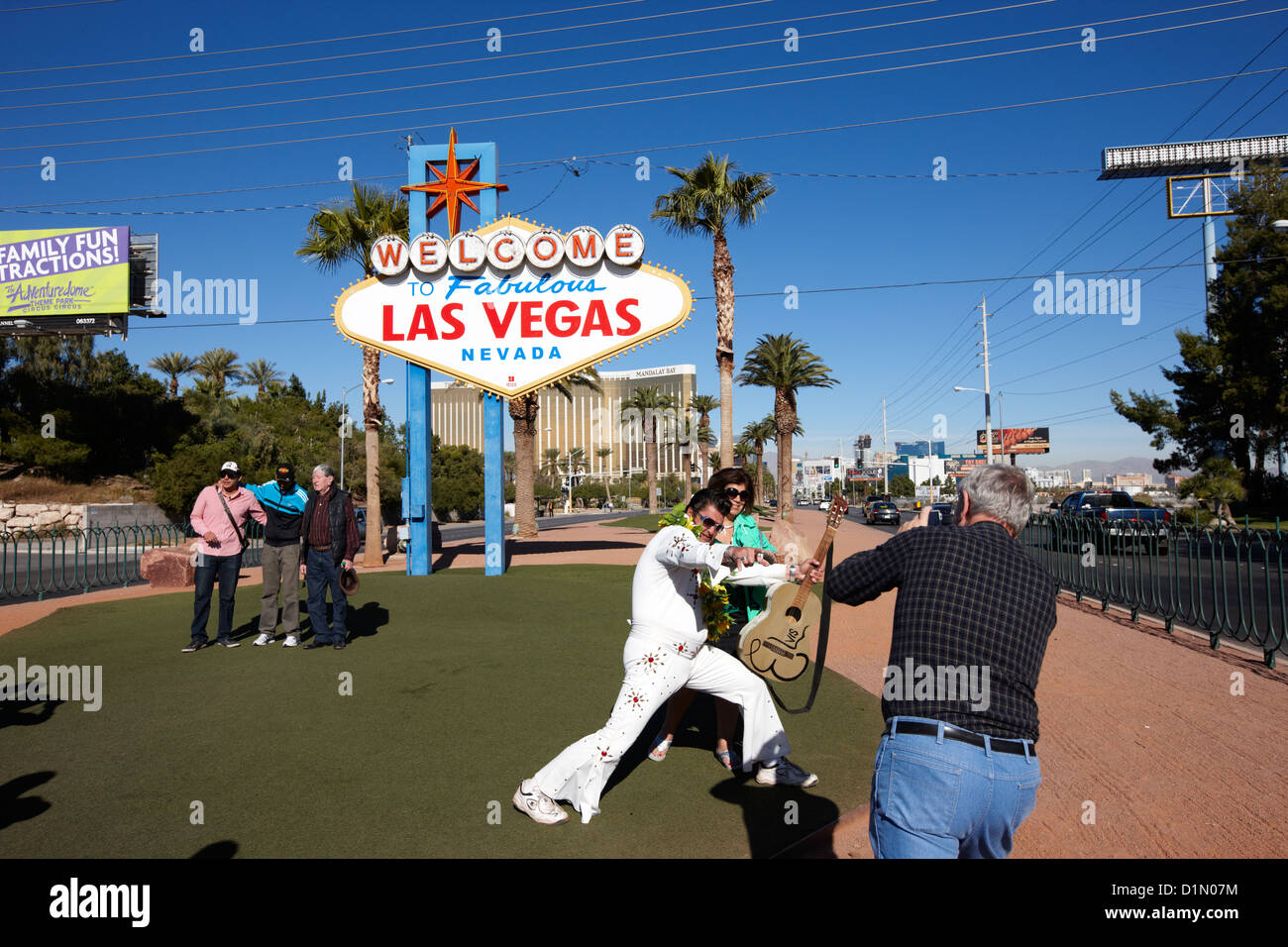 Elvis-Imitator fotografieren mit Touristen am Welcome to fabulous Las Vegas unterzeichnen Nevada USA Stockfoto