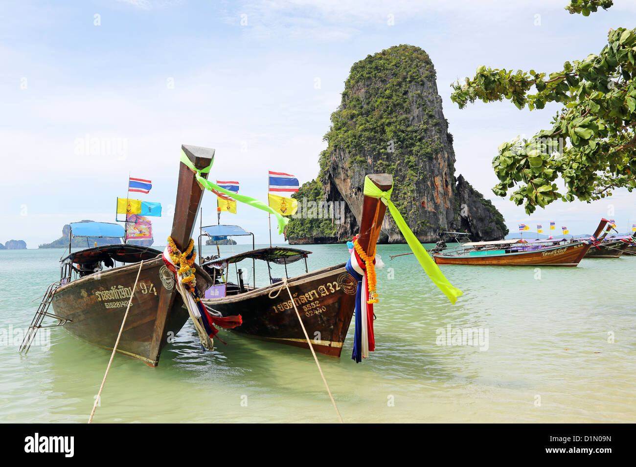 Traditionelle Thai Longtailboote am Phranang Cave Beach, Railay Beach, Krabi, Phuket, Thailand Stockfoto