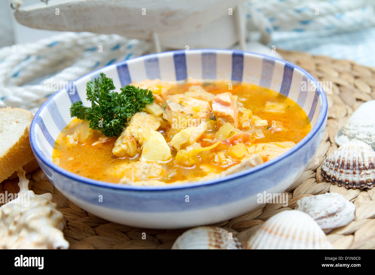 Schüssel Bouillabaisse mit Brot Stockfotografie - Alamy