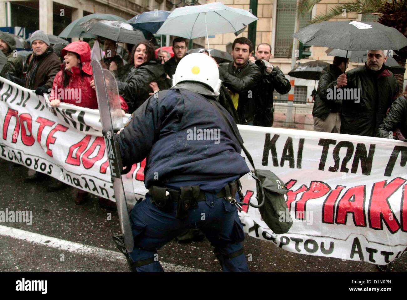 Athen, Griechenland am 30.12.2012 - Streik und Protest März von Arbeitnehmern und Gewerkschaftsmitglieder der Verband der privaten Mitarbeiter (OIYE) gegen die Entscheidung der Regierung, die Zahl der Sonntage Shops zu erweitern können im Laufe des Jahres öffnen. Stockfoto
