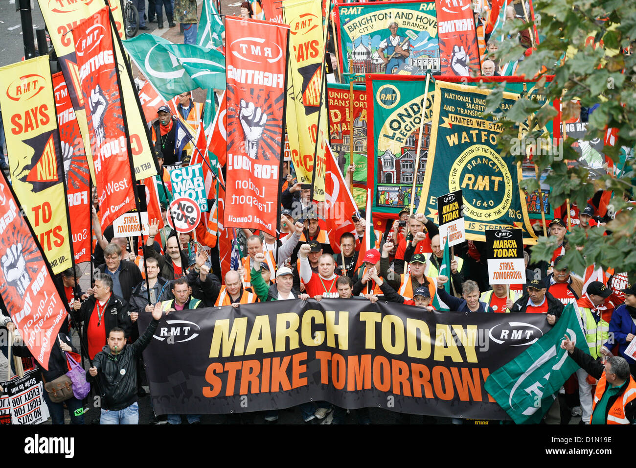 Der März bewegt sich entlang der Böschung, 10 s von Tausenden erwies sich um gegen Kürzungen der Regierung zu demonstrieren. Stockfoto
