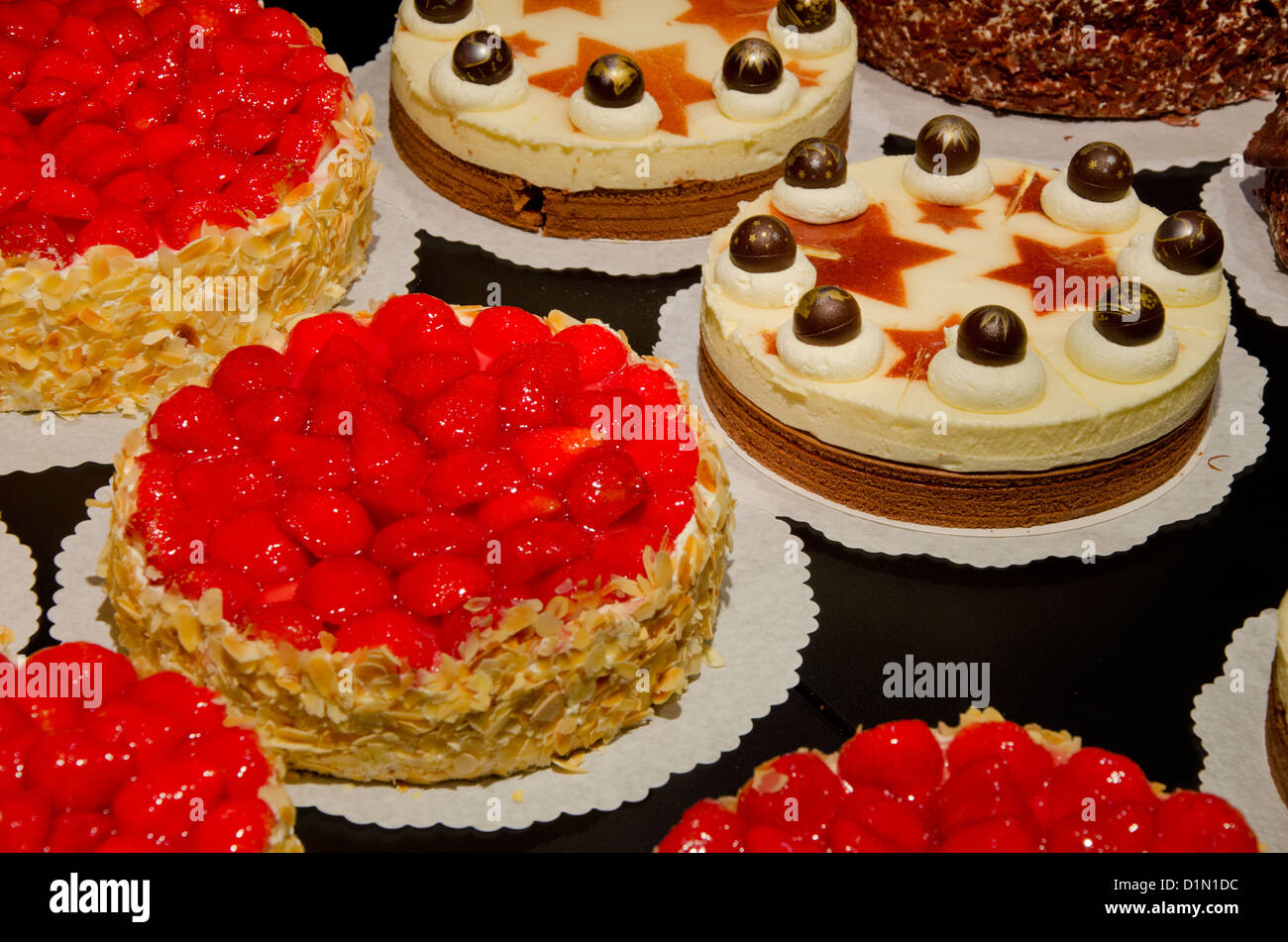 Schweiz, Basel. Traditionelle Schweizer Bäckerei mit bunten frischen Kuchen  zu verkaufen Stockfotografie - Alamy