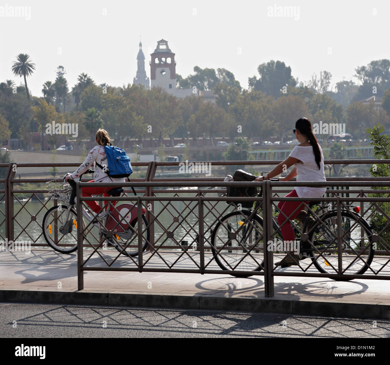 Zwei junge Frauen reiten auf Radweg Cruzcampo Community Fahrrad in zentralen Sevilla-Sevilla-Spanien-Boris-Bikes mieten Stockfoto