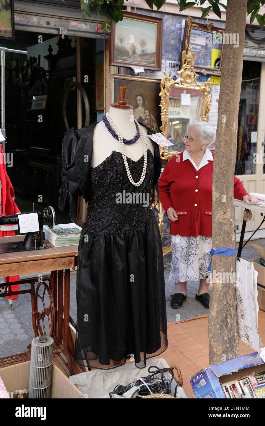 Wöchentlicher Flohmarkt in la Macarena Viertel von Sevilla alte Dame senior Standbesitzer Stockfoto