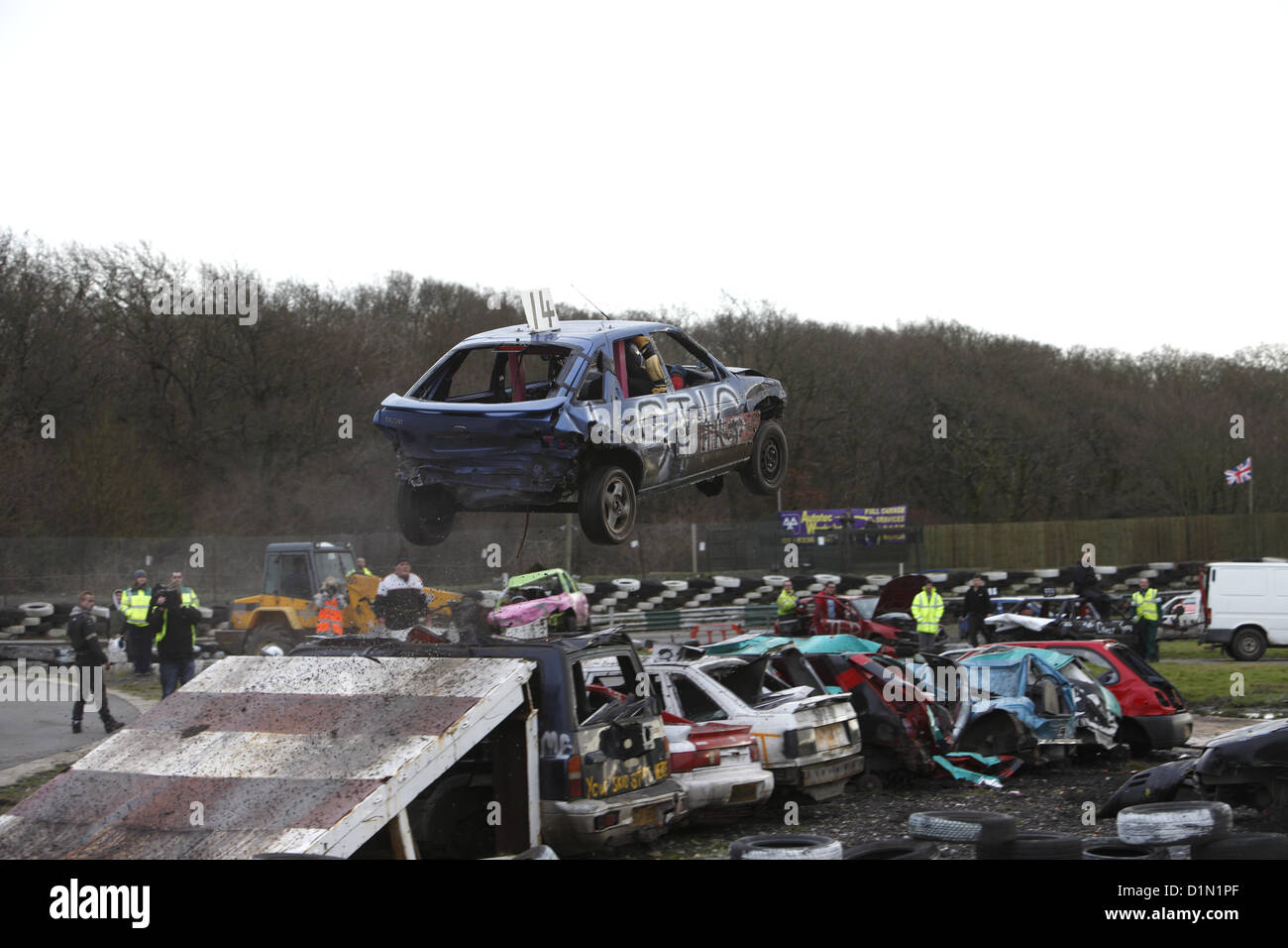 Springendes Renn Auto Auto springen -Fotos und -Bildmaterial in hoher Auflösung – Alamy
