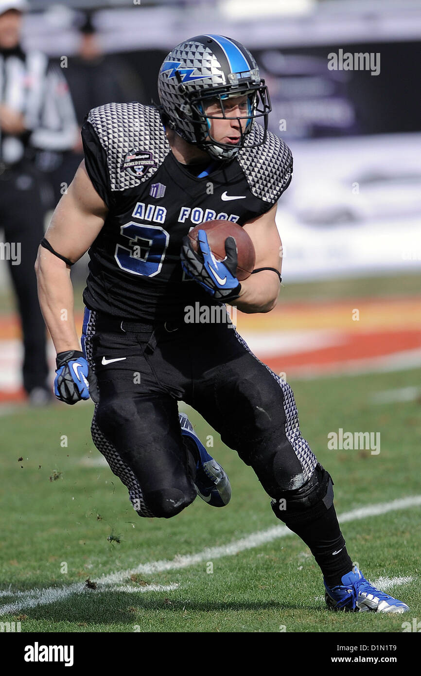 Air Force Defensive back Cadet 2. Klasse Anthony LaCoste Rennen über das Feld für einige Birdie im Amon G. Carter Stadium in Fort Worth, Texas am 29. Dezember 2012. Die Air Force Falcons wurden von der Rice University Eulen 33-14 besiegt. U.S. Air Force Photo Stockfoto